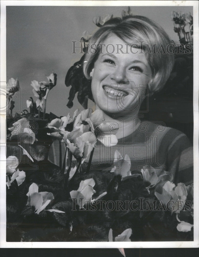 1968 Kathy Connon cyclamen Chicago Park - Historic Images