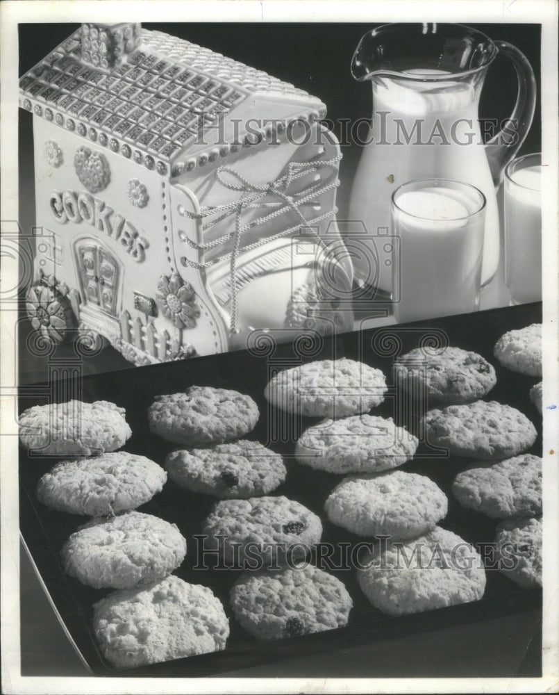 1971 Press Photo Cookie Oatmeal Food Blue Snack- RSA08505 - Historic Images