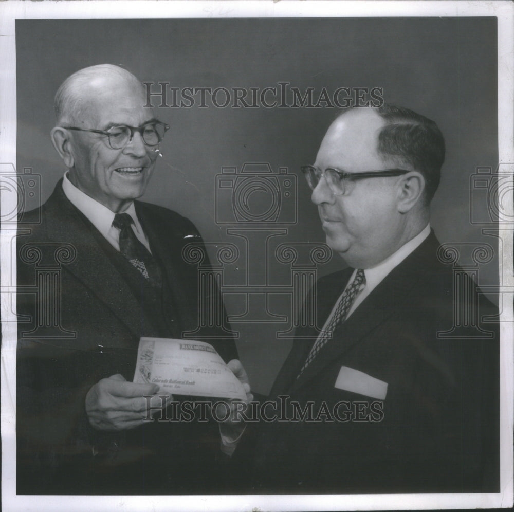 1959 Press Photo Hyman D. Lnady Hands Rev. Ernest Baber - Historic Images