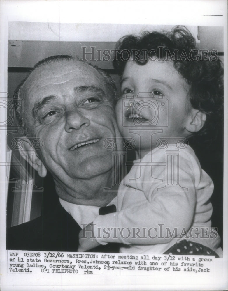 1966 Press Photo Governors, Pres. Johnson relaxes Jack- RSA09465 - Historic Images