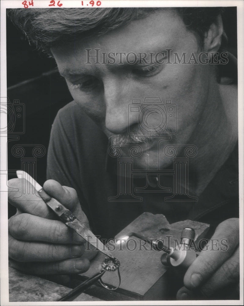1985 Press Photo Terry Gray Watch Shop- RSA09683 - Historic Images
