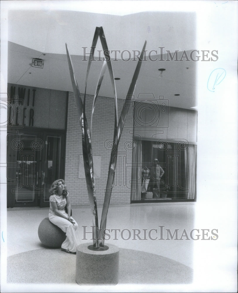 1977 Art Soherset Mall Janice Steel Peter - Historic Images