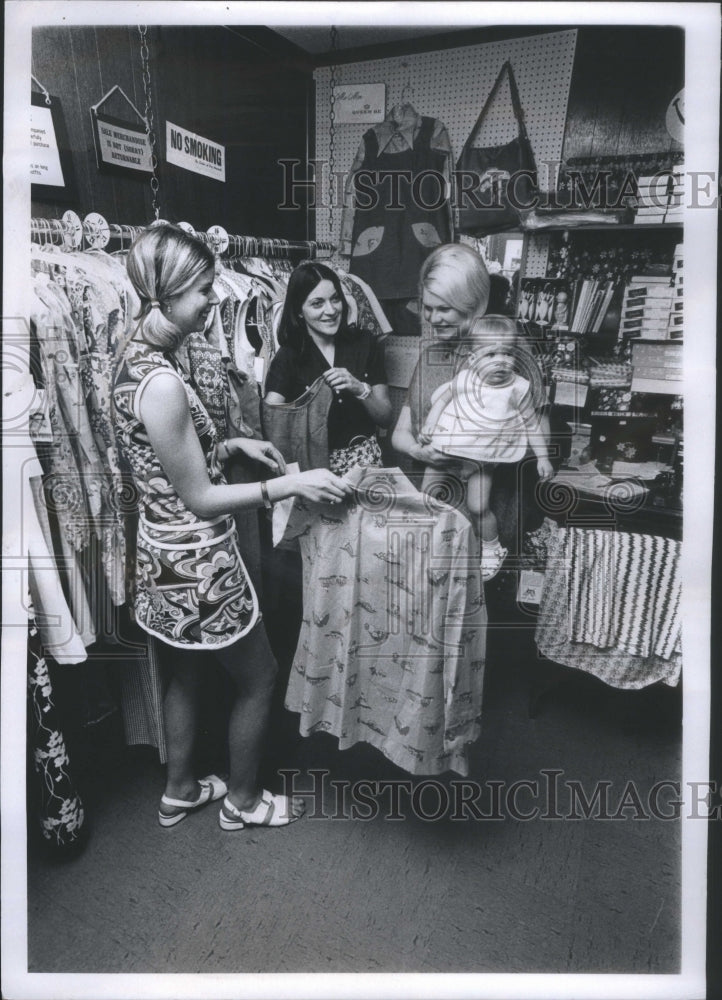 1972 Press Photo Berkley Shops Laura Zucker berg Eileen - Historic Images