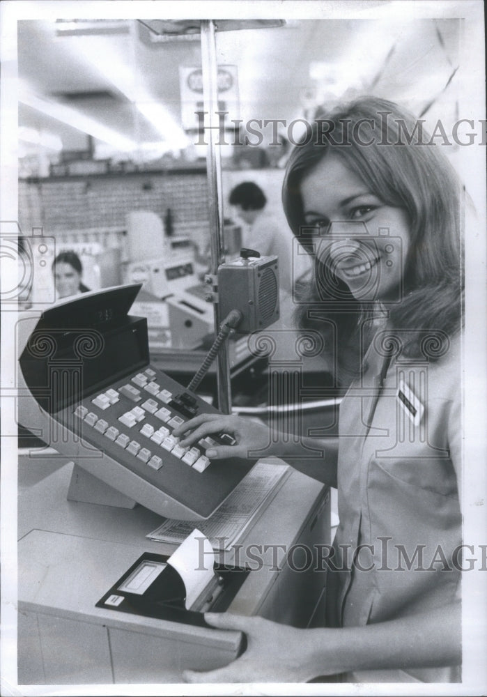 1972 Press Photo June Ketterer Grocery Stores - Historic Images