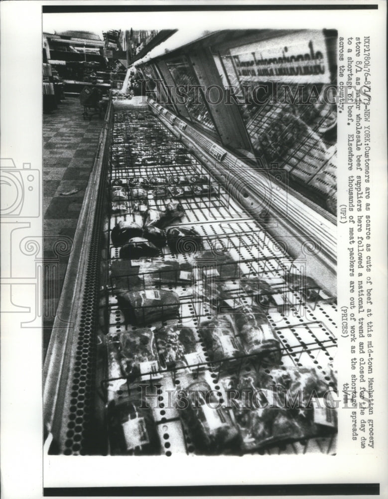 1973 Press Photo Customers beef Manhattan grocery natio - Historic Images