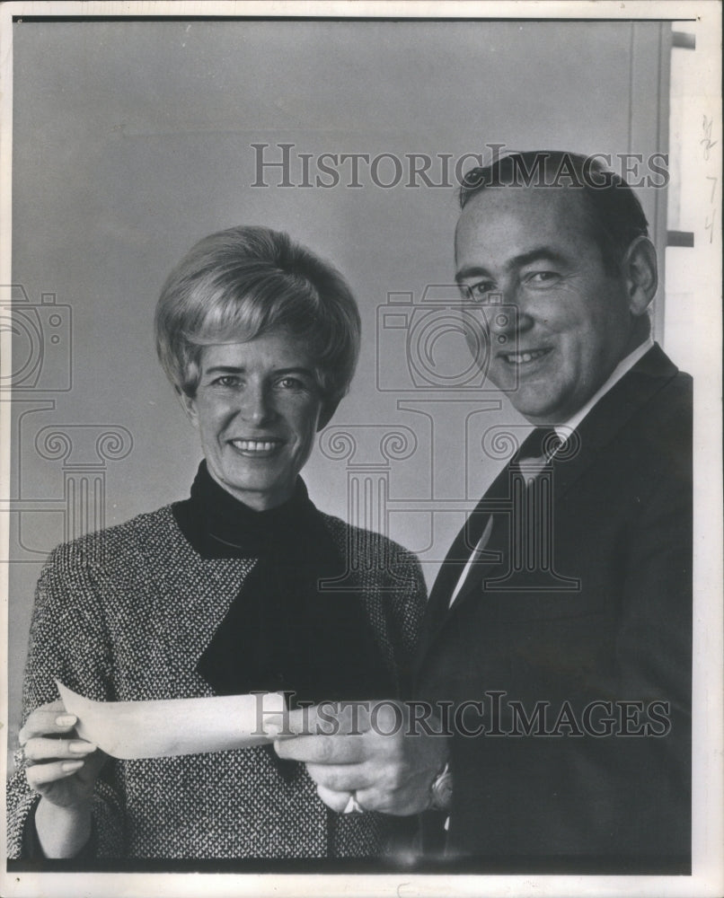 1967 Press Photo Mrs. Henry C. Van Schaack Ball Chairma- RSA10279 - Historic Images