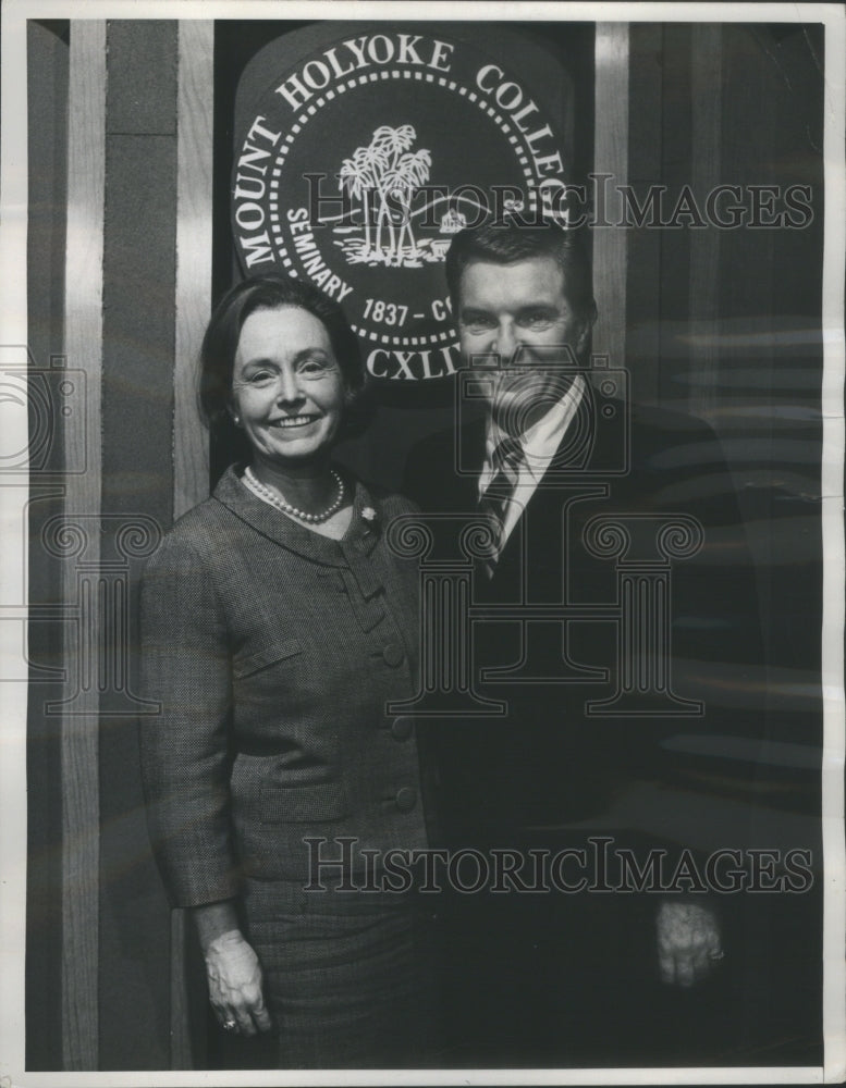 1965 Press Photo Mrs Janet Murrow wife Edward Holyoke- RSA10347 - Historic Images
