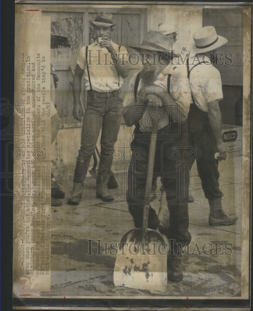 1972 Press Photo Mennonites tradition help neighbor men- RSA10515 - Historic Images