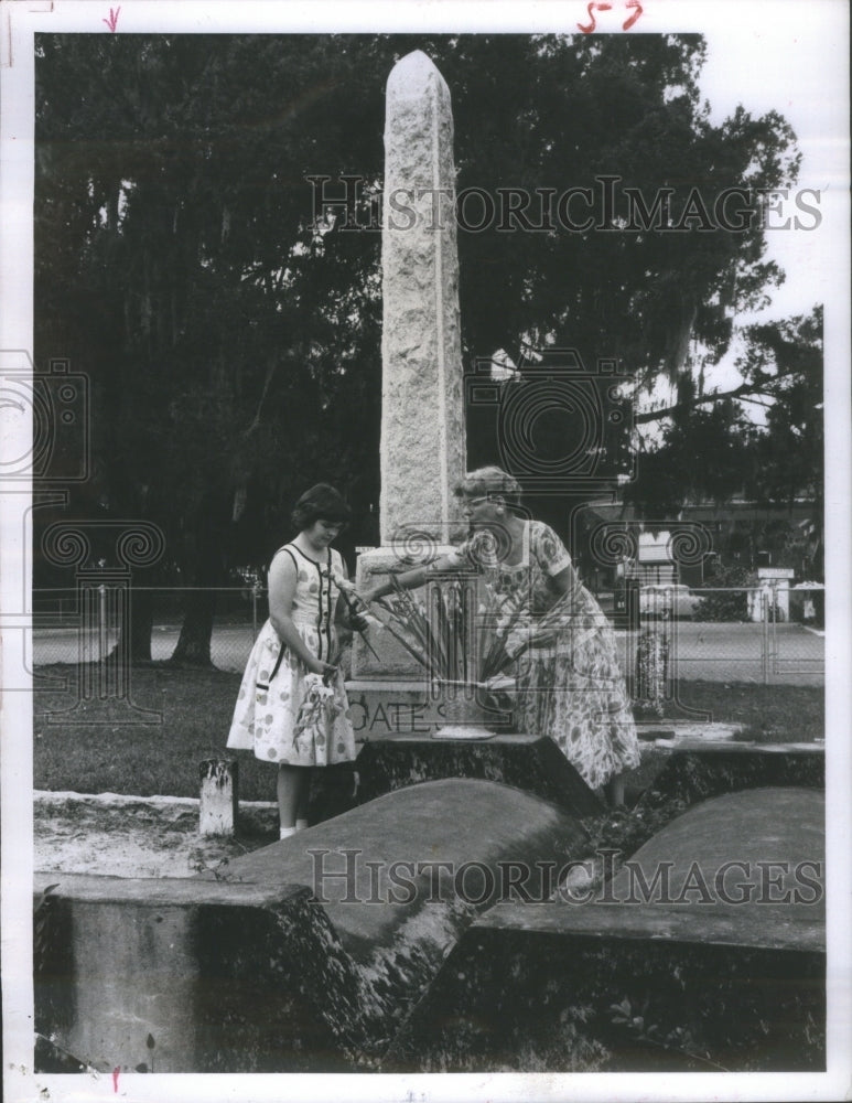 1959 Suzanne Gifford Mary Gifford Flowers - Historic Images