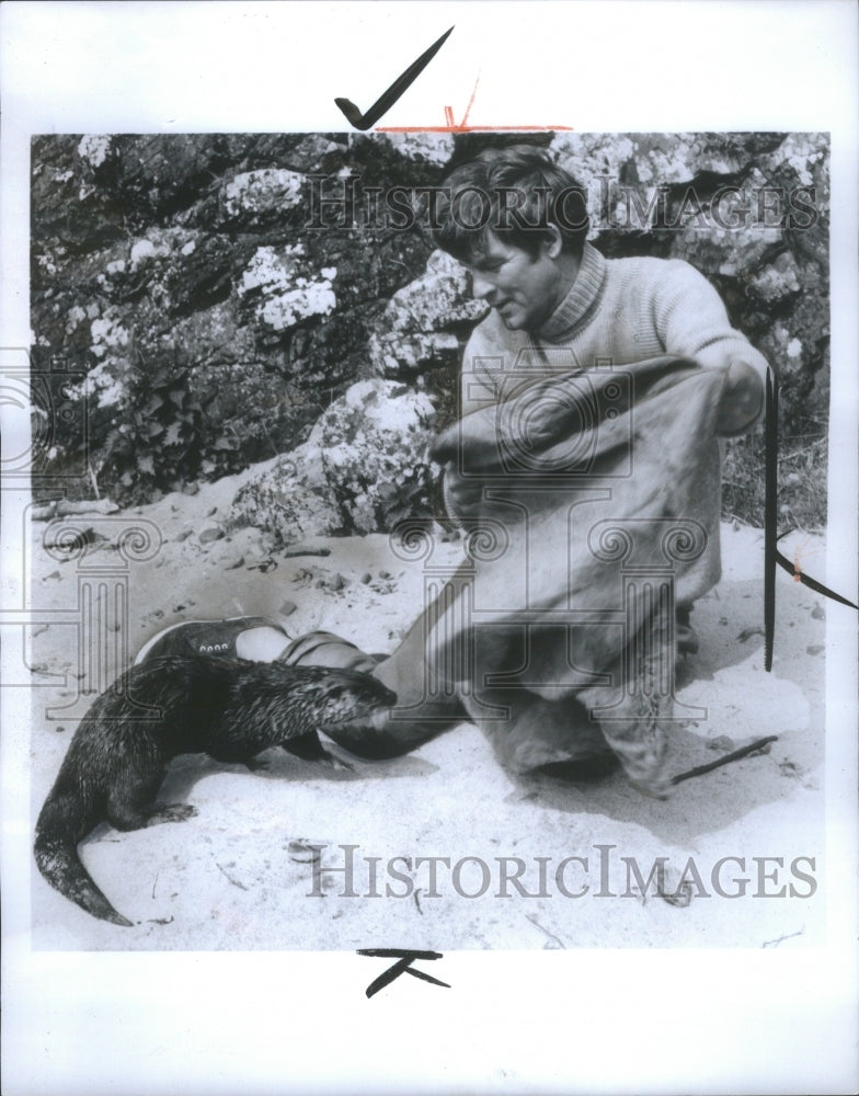 1968 Press Photo Man With an Otter- RSA11349 - Historic Images