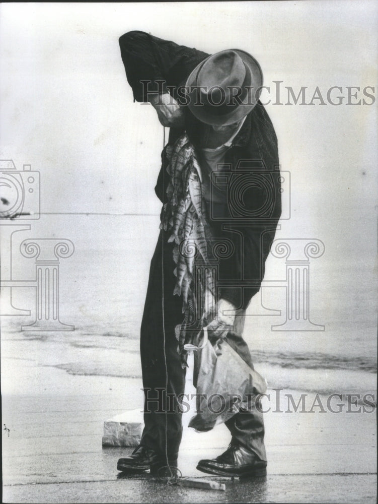 1973 Press Photo Oak St. Beach Wear Fishing Lake Mighig - Historic Images