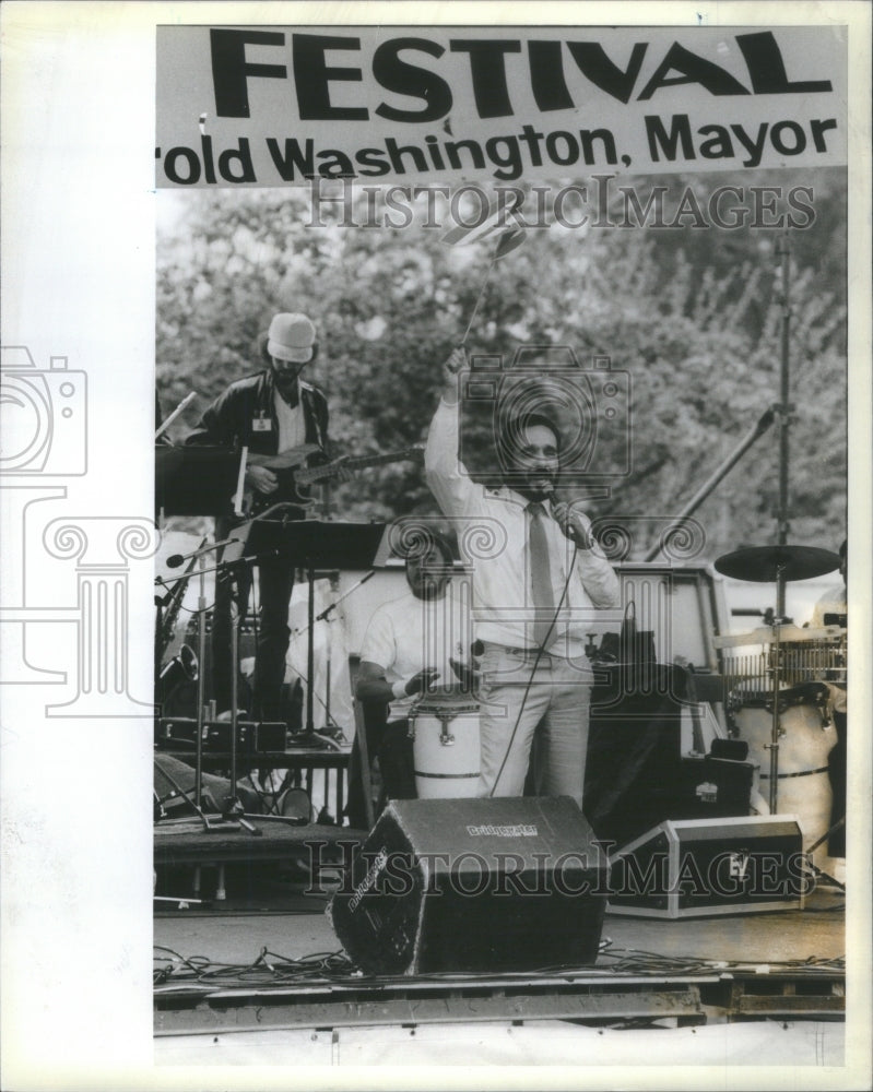 1983 Willie Colon salutes People jammed Hum - Historic Images