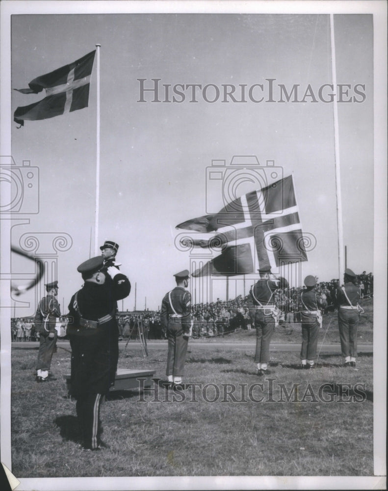 1953 Norwegian Soldiers Salute Jagels Airpo - Historic Images