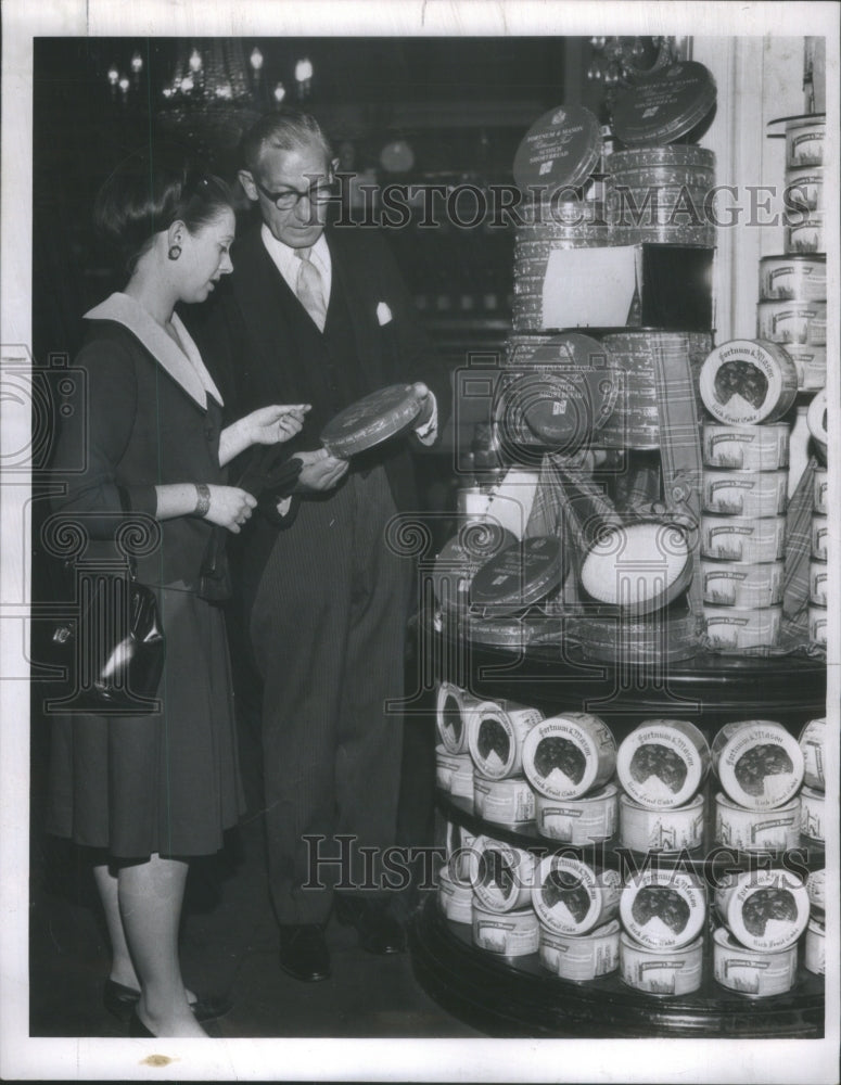 1964 Press Photo Sharing elegance luxury shops street f- RSA12623 - Historic Images