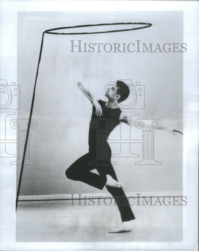 1987 Press Photo Mark Baldwin performs in the silent &quot;S- RSA12645 - Historic Images