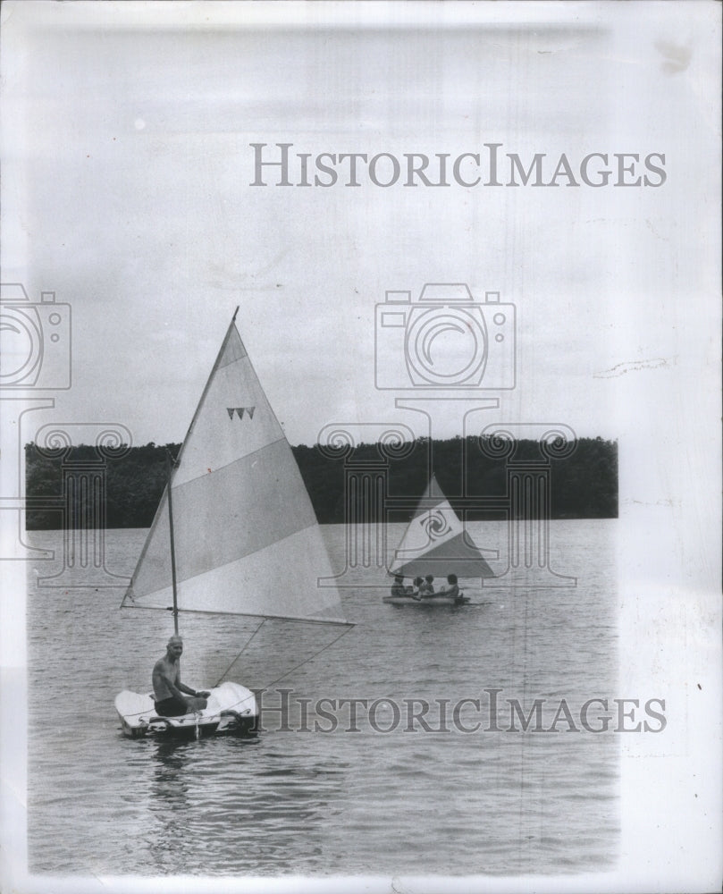 1975 Press Photo Boat Sailing Kent Lake Water- RSA12657 - Historic Images