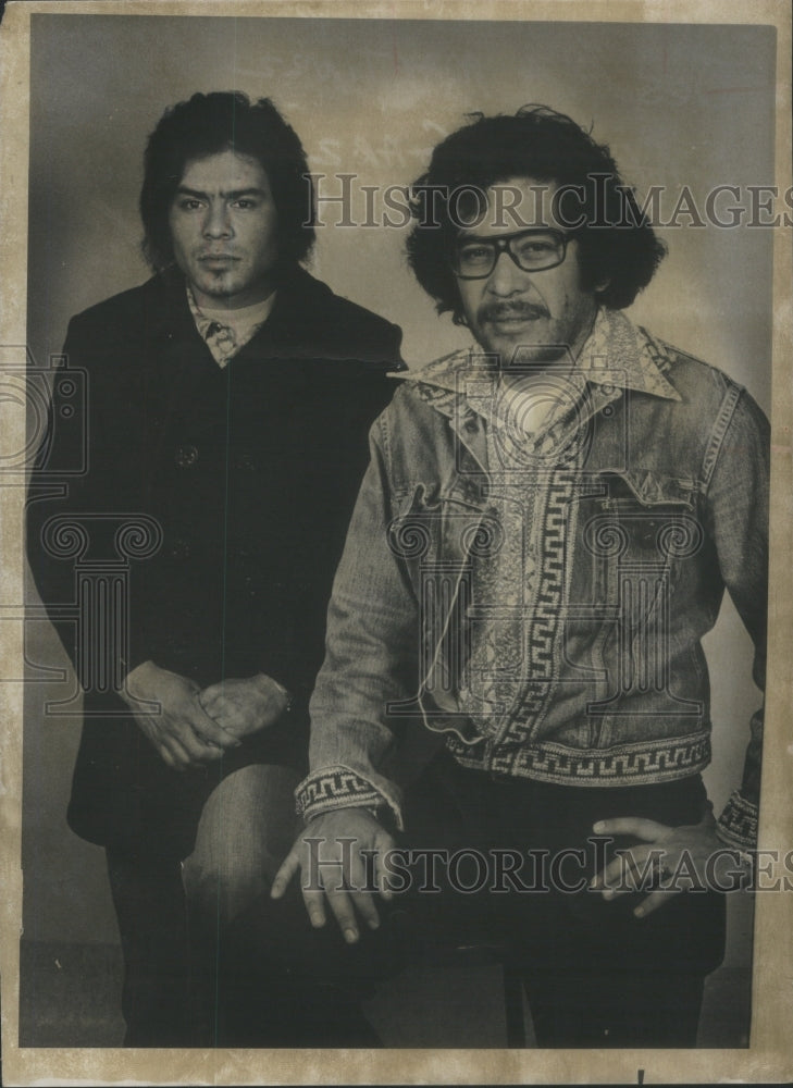 1977 Press Photo Jesus Martinez and Sabino Garza- RSA13075 - Historic Images