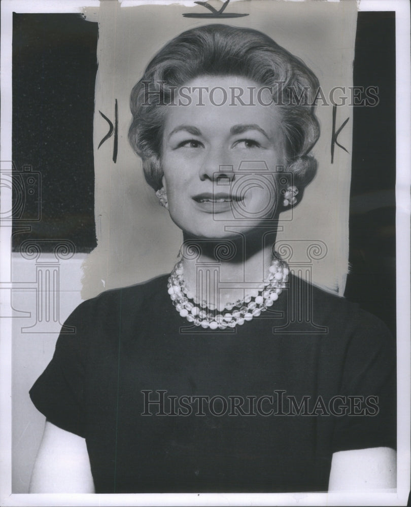 1960 Press Photo Mrs. Sue Martis takes a position in Go- RSA13651 - Historic Images