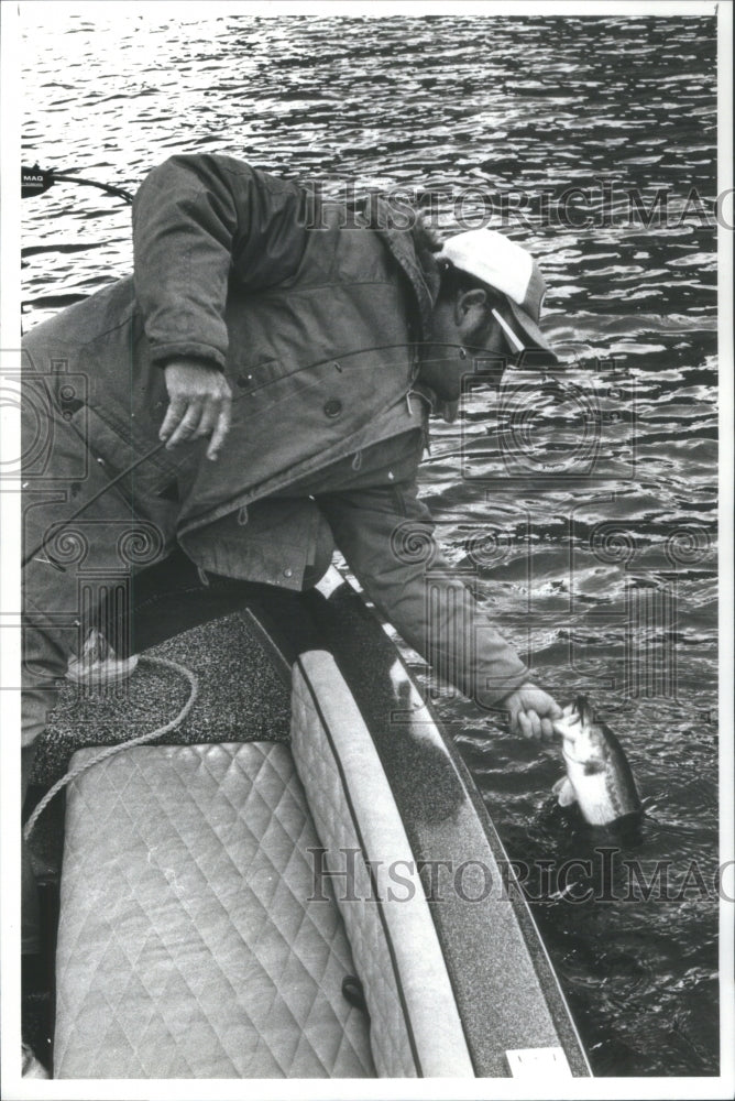 1982 Fisherman Dick Gasaway lands a Lake Po - Historic Images