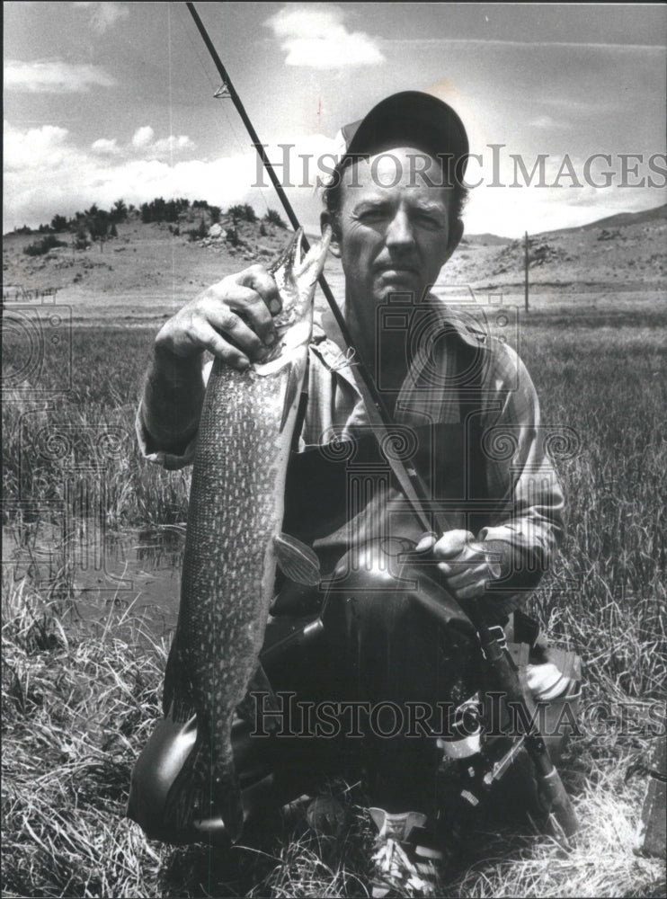 1982 Dick Gasaway Fisherman Northern Pike - Historic Images