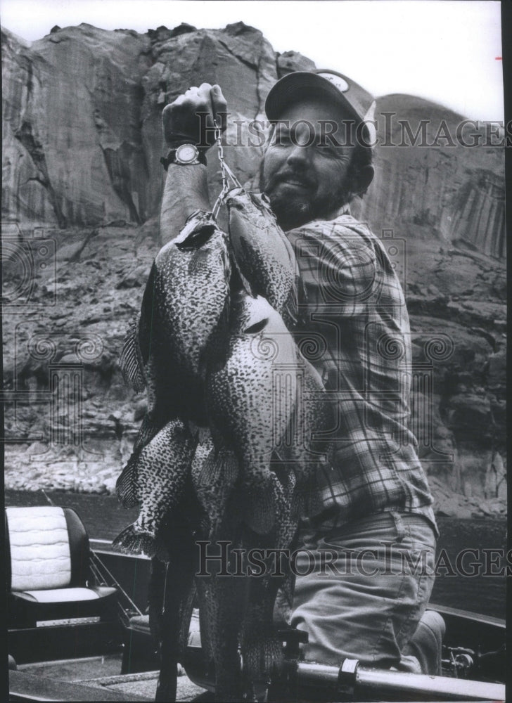 1981 Press Photo Fisherman Dick Gasaway holds fish that- RSA13927 - Historic Images