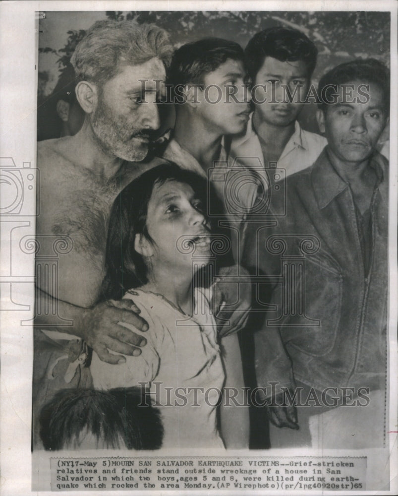 1965 Press Photo San Salvador Earthquake - 2 boys were- RSA14113 - Historic Images