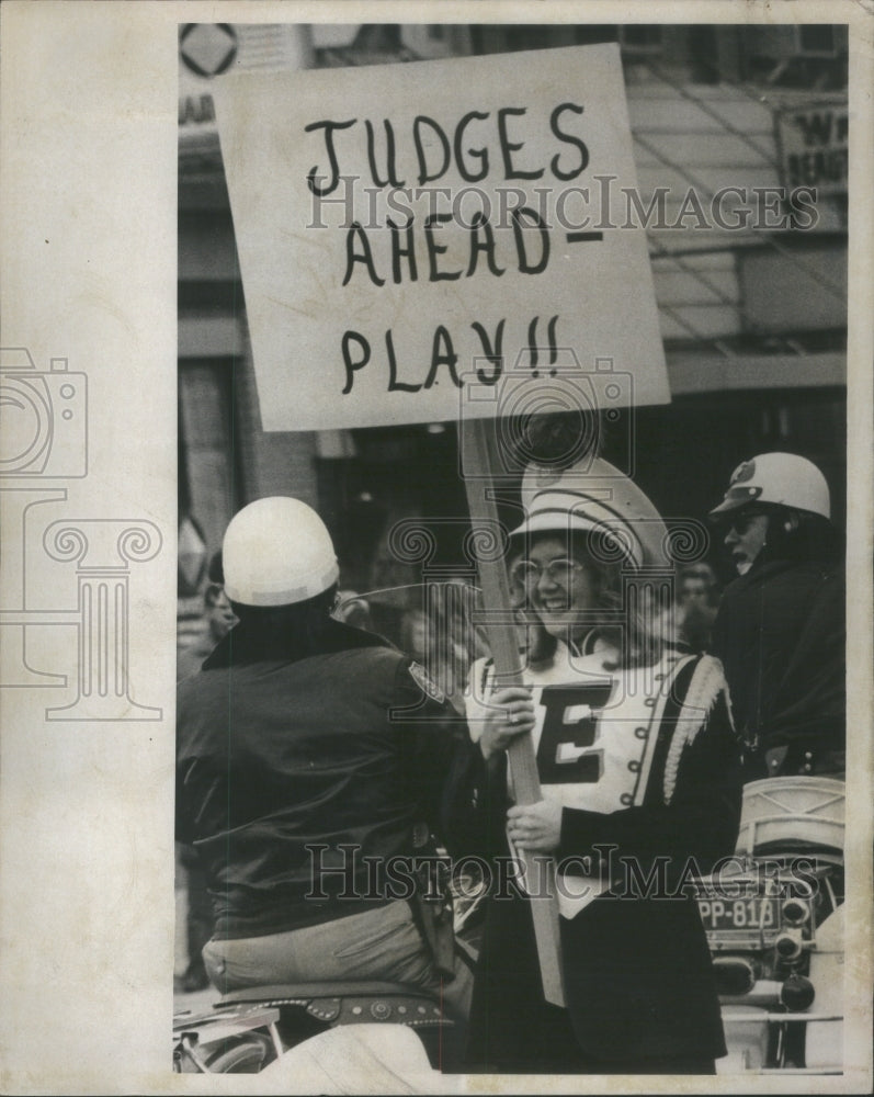 1974 People group participate parade banner-Historic Images