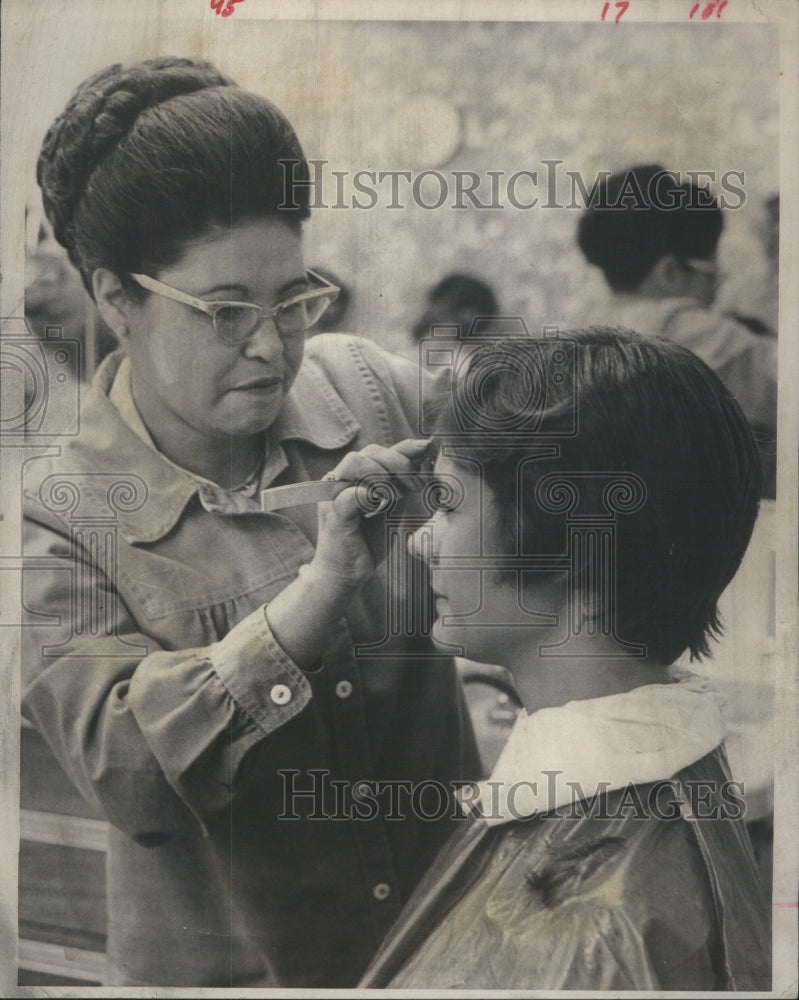 1976 Beautician Pat Herrera Styles-Historic Images