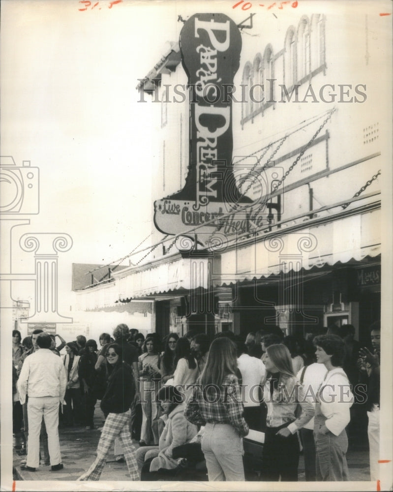 1976 Press Photo Favored Gathering Spot- RSA14911 - Historic Images