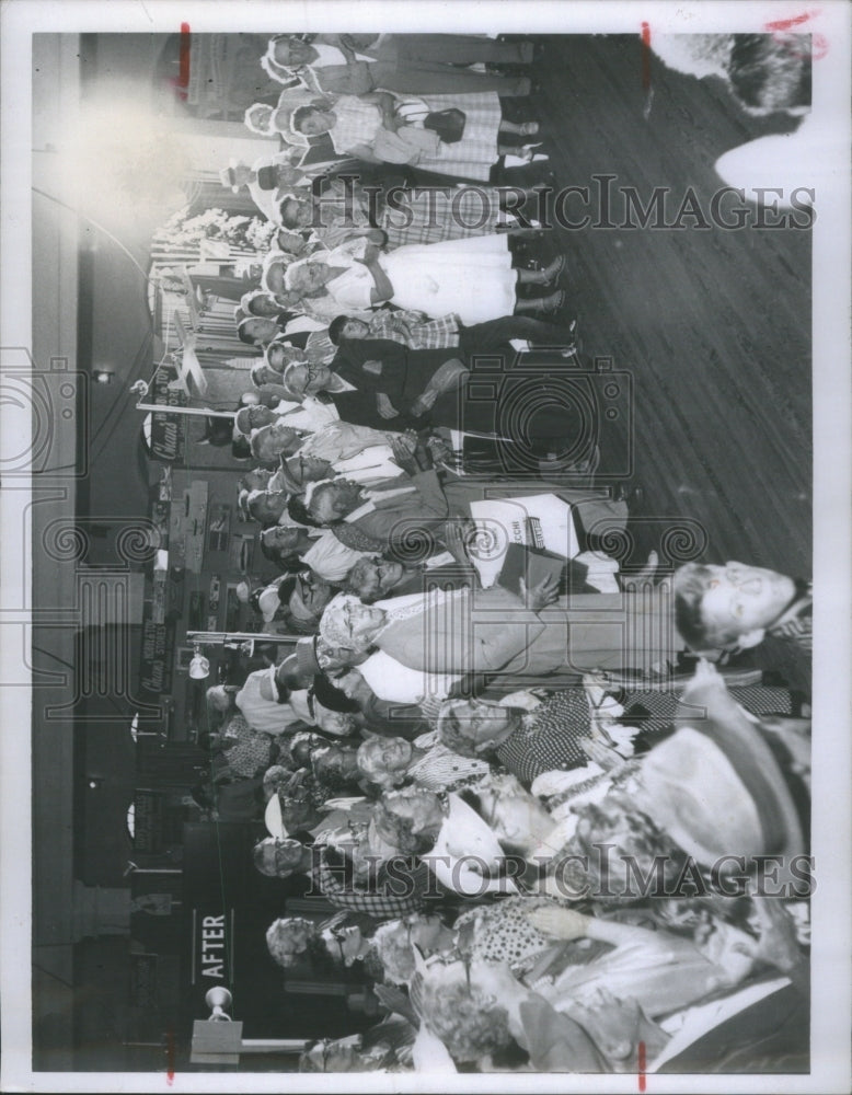 People crowd visit Food home show exhibit - Historic Images