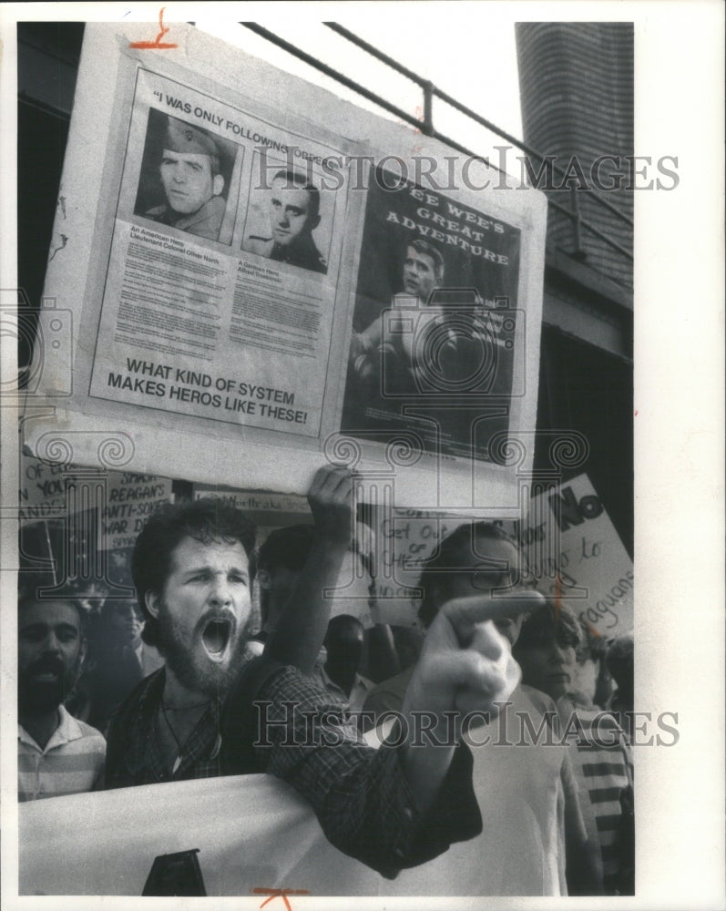 1987 Press Photo Nicaraguan contra Adolfo Calero holds - Historic Images