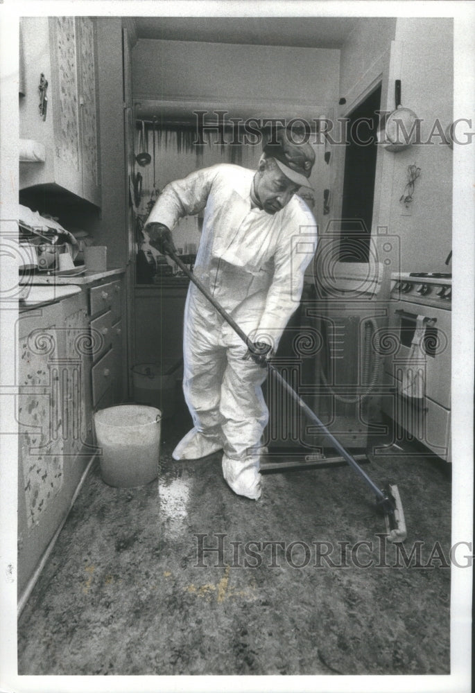 1980 Press Photo Adrian Michigan cleaning vacuumed - Historic Images
