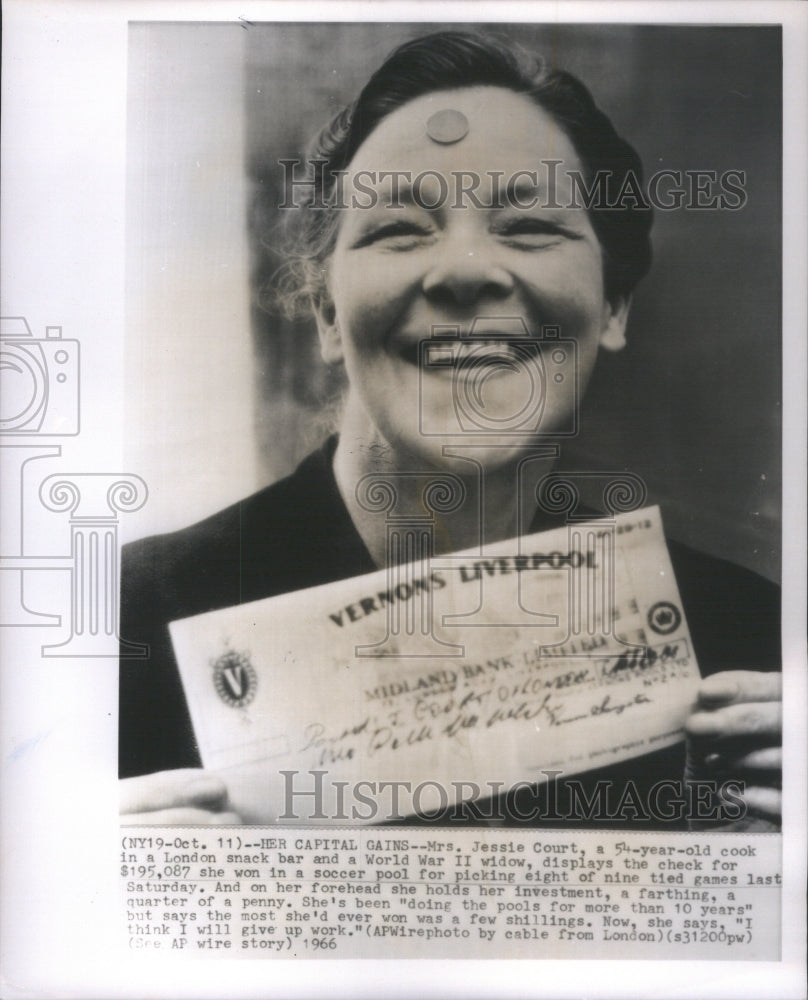 1966 Mrs. Jessie Court Displays Her Winning - Historic Images