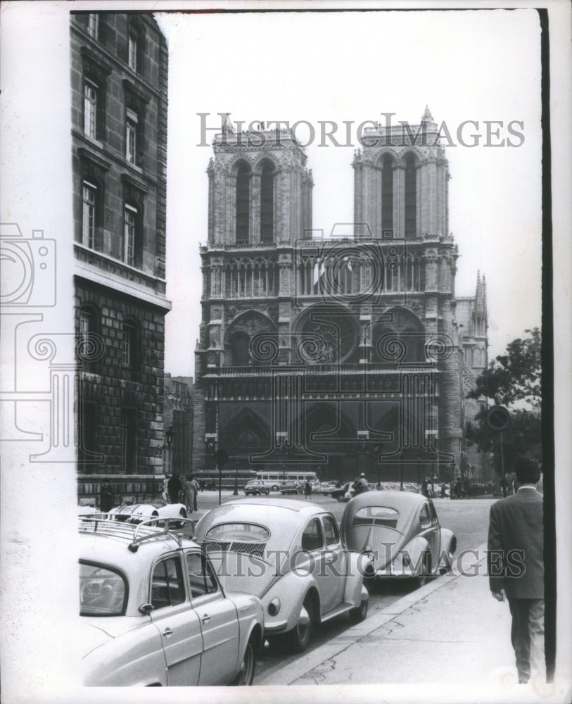 1980 Press Photo Notre Dame Cathedral tourist Paris man - Historic Images