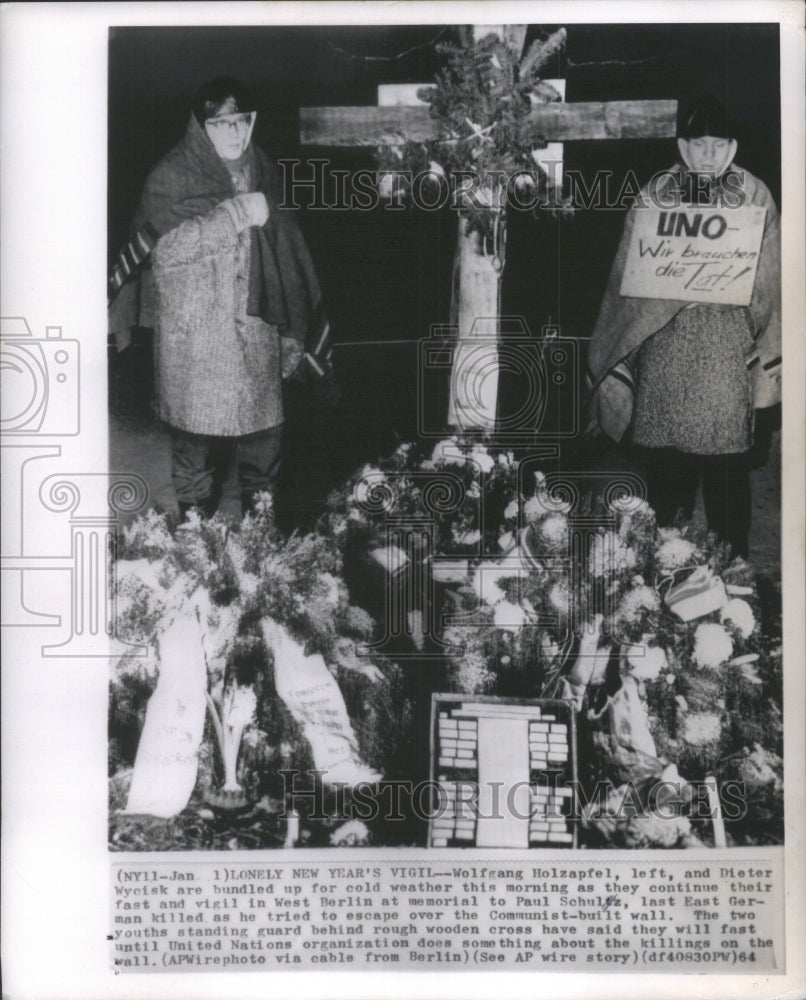 1964 Press Photo Vigil Wolfgang Holzapfel dieter Wyeis - Historic Images