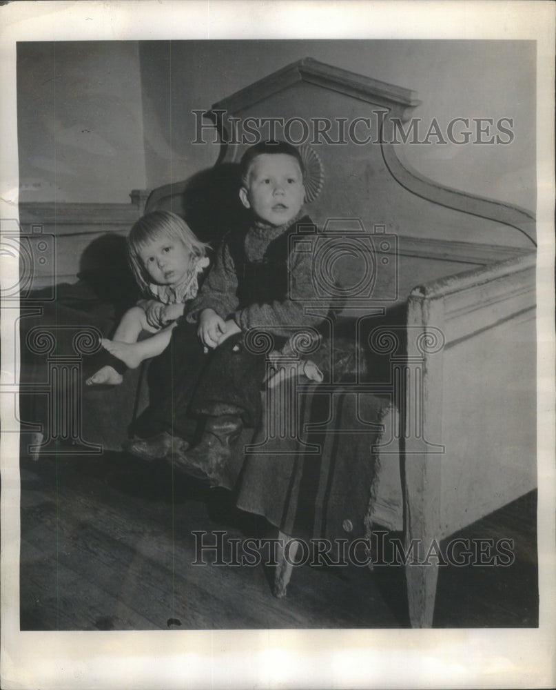 1949 Press Photo Matikaines family Tauno Pirjo bed sits- RSA15337 - Historic Images