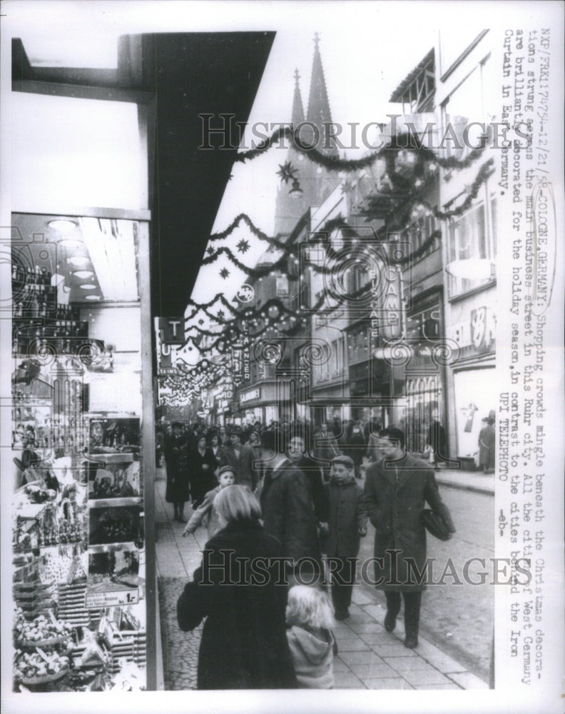 1958 Press Photo Shopping crowd Christmas Ruhr Germany - Historic Images