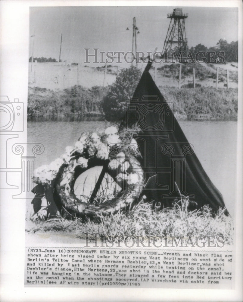 1965 West Berliners Commemorate Berlin flag-Historic Images