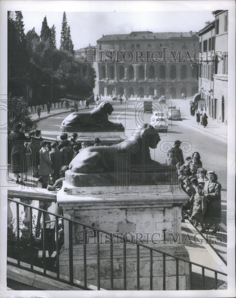 1955 Two lions statue Roman Street Eternal-Historic Images