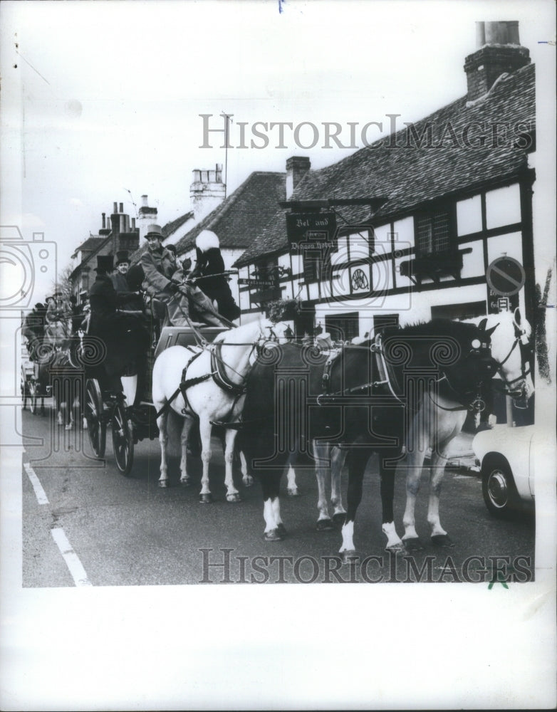 1971 British stagecoach tours Dragon Hotel-Historic Images