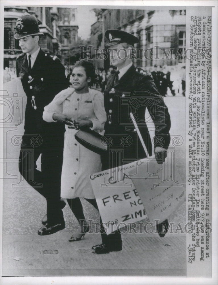 1964 Press Photo Policemen Drawing Street African Pick- RSA15667 - Historic Images