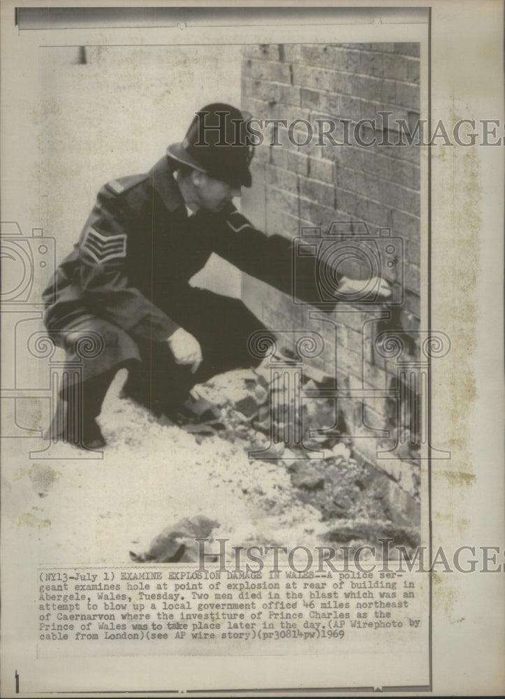 1969 Press Photo Police sergeant examin explosion Wales- RSA15847 - Historic Images