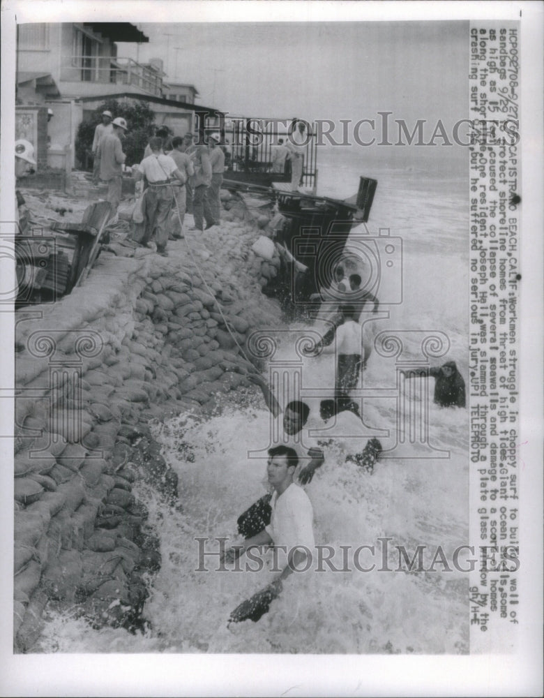 1965 Workmen struggle sandbags home tides - Historic Images