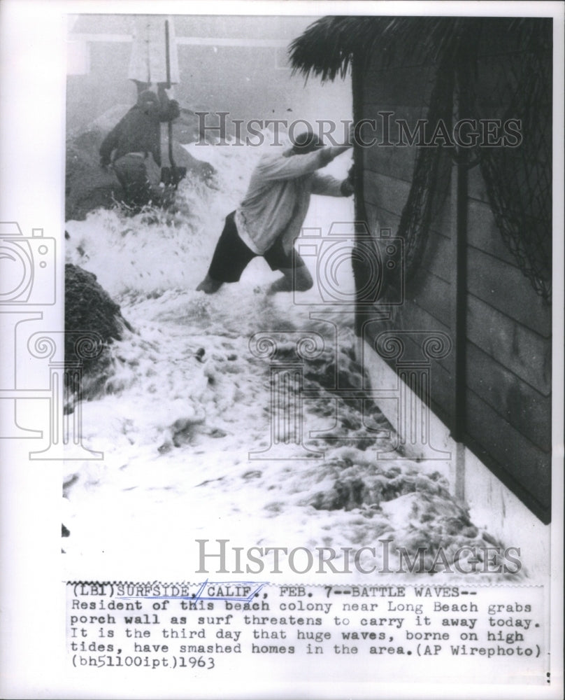 1963 Press Photo Surfside Resident Grabs Porch Wall- RSA16053 - Historic Images