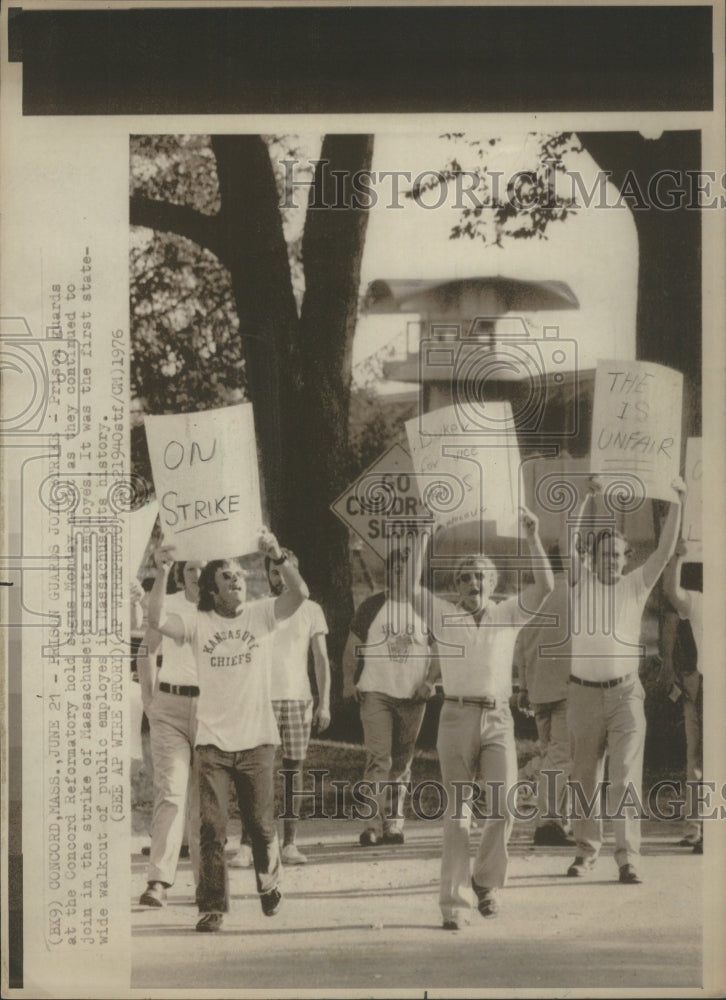 1976 Press Photo Massachusetts State Employees Strike- RSA16221 - Historic Images