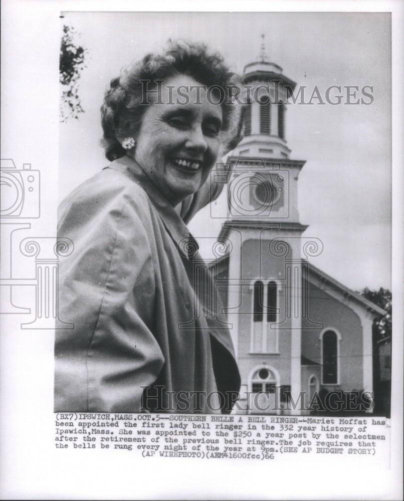 1966 Press Photo Mariet Moffat Ipswich Mass Bell Ringer- RSA16547 - Historic Images