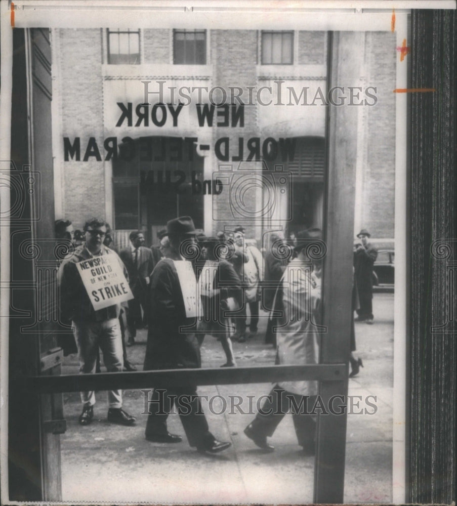 1966 Press Photo New York Newpaper Guild Picketing Worl- RSA16609 - Historic Images
