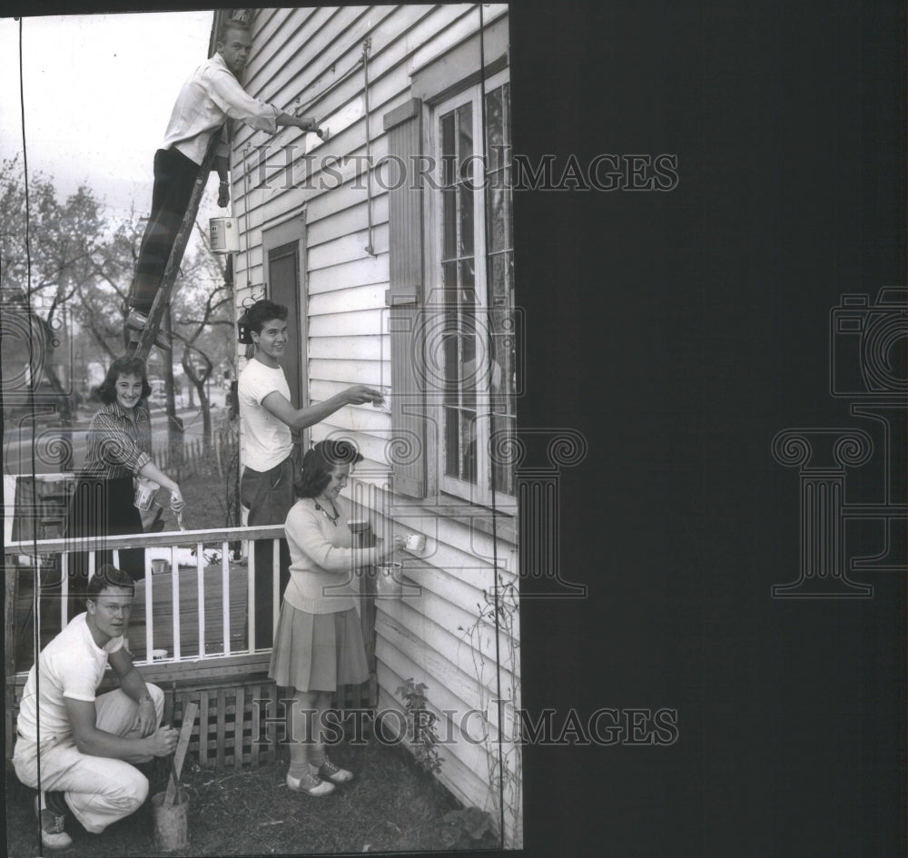 1942 Press Photo Vikings North High School House Clean- RSA16693 - Historic Images