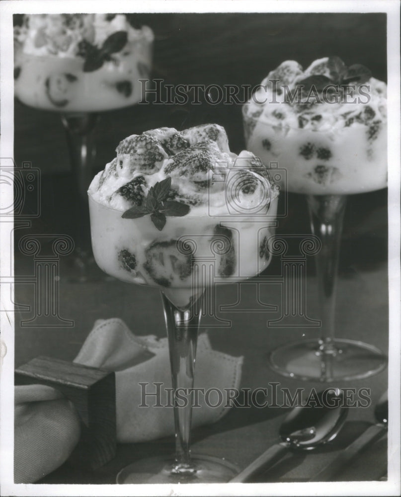 1961 Marshmallows melt heat milk stir - Historic Images