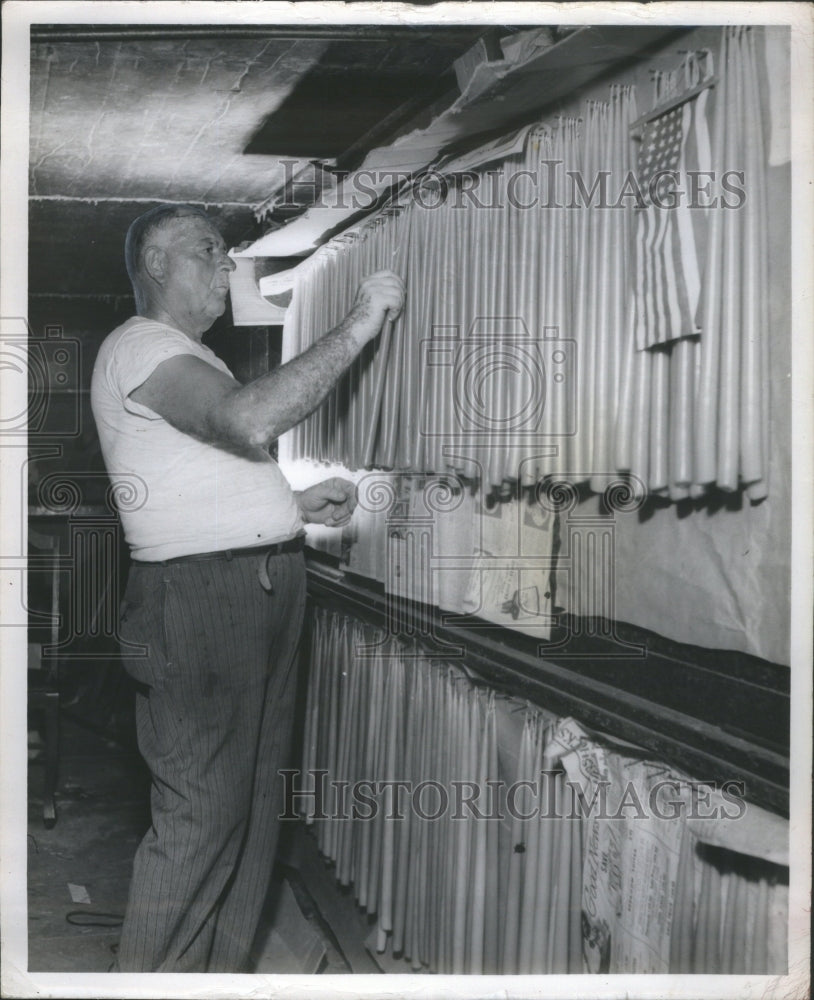 PRESS PHOTO FARFAN CANDLE MAKER - Historic Images